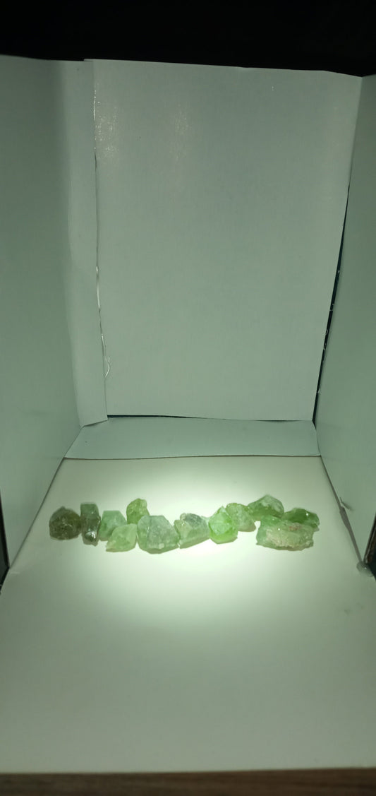 Loose Rough peridot gemstones (5.7ct-8.4ct, 1.14g-1.68g)
